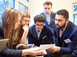 Kooperation statt Konfrontation – die Delegierten versuchen das Unmögliche möglich zu machen