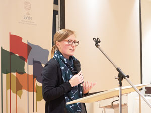 Die Generalsekretärin würdigt die Delegierten.