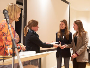 Die verdientesten Delegationen freuen sich über Preise.