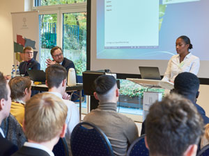 Reden halten: ein wesentlicher Erfolgsfaktor bei der Simulation.