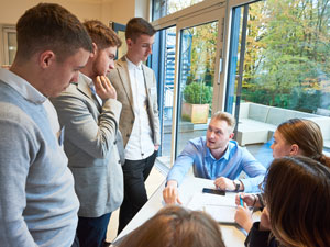 Wenn schon die Verhandlungen selten idyllisch sind; das Ambiente ist es.