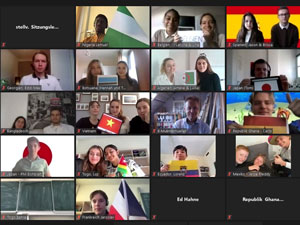 Die Sitzungsleitung moderiert die Diskussion