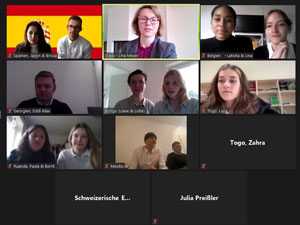 Die Teilnehmenden erarbeiten Änderungsanträge