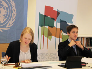 Die Sitzungsleitung im Menschenrechtsrat macht sich bereit, die Verhandlungen zu eröffnen.