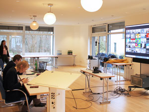 Auf dem großen Monitor wirken auch Länder wie Ghana und Brasilien gar nicht fern.