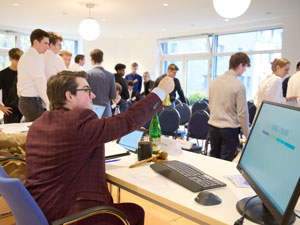 Die Sitzungsleitung bittet alle Delegierten wieder Platz zu nehmen