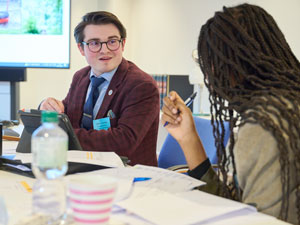 Die Sitzungsleitung im Wirtschafts- und Sozialrat berät sich