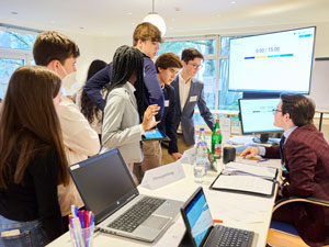 Die Sitzungsleitung weiß Rat