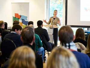 Auch die Geschäftsführerin von HAUS RISSEN -Dr. Gabriela Rieck- heißt die Teilnehmenden zur SVeN willkommen.