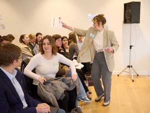 Die Länderschilder werden an die Delegationen verteilt.