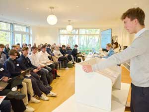 Die Delegationen nutzen die Redezeit, um sich zum Thema zu positionieren.