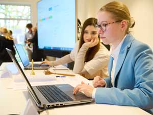 Die Sitzungsleitung im Wirtschafts- und Sozialrat ist konzentriert bei der Sache.