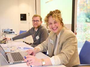 Die Sitzungsleitung im Menschenrechtsrat freut sich über die vielen Anträge.