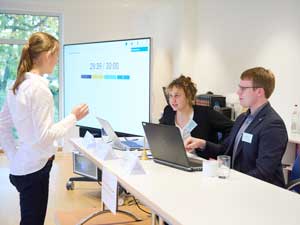 Die Sitzungsleitung bemüht sich alle Fragen zu klären.