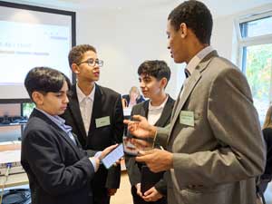 Konträre Standpunkte prallen während der Verhandlungen aufeinander.