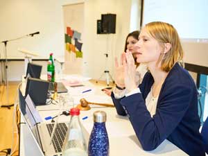 Aufgemerkt, die Sitzungsleitung hat eine Verkündung zu machen.