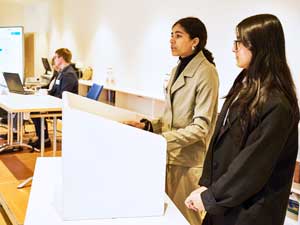 Die Delegierten stellen ihre Änderungsanträge vor und erläutern sie bevor es zur Abstimmung geht.