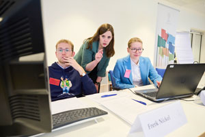 Die Sitzungsleitung berät sich mit dem Eventmanagement