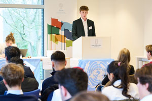 Der Delegierte von Ecuador hält eine Rede im Wirtschafts- und Sozialrat