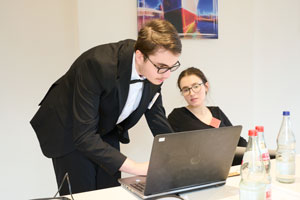 Ein Delegierter vom letzten Jahr unterstütz 2024 als Teamer im Sekretariat