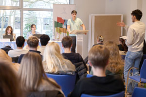 Der Delegierte der Schweiz stellt sich den kritischen Fragen Brasiliens.